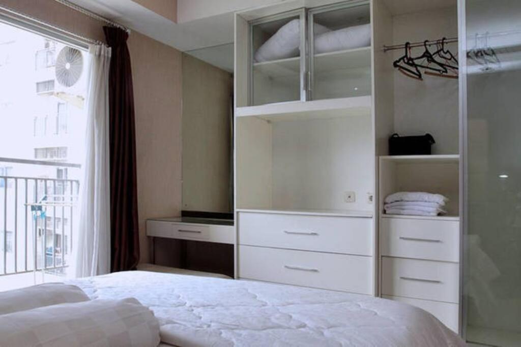 40 Percent Off 1br View In Superb Location *